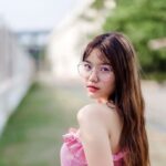 Bảo vệ: Vừa đi làm về, em đã cởi áo khoe bạn trai