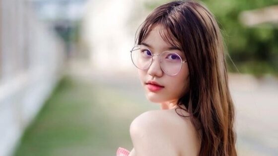 Bảo vệ: Vừa đi làm về, em đã cởi áo khoe bạn trai