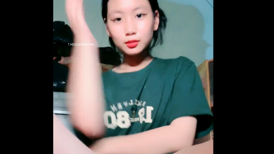 Bảo vệ: Em gái áo xanh 2k9 này thì quá nổi tiếng rồi còn gì :)) Bảo vệ: Em gái áo xanh 2k9 này thì quá nổi tiếng rồi còn gì :))