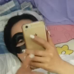 Đang nghịch điện thoại thì bố cứ vào sờ mó