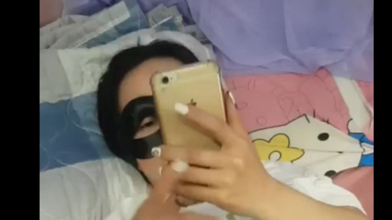 Đang nghịch điện thoại thì bố cứ vào sờ mó