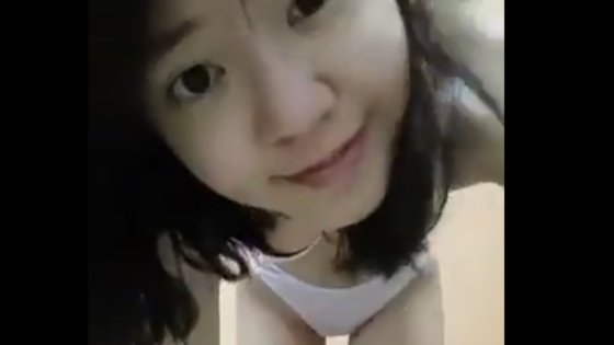 Cô gái Trung khá cute hột le nè