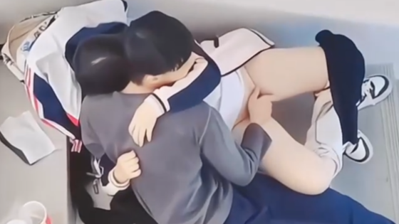 Vừa thi xong cô gái gọi bạn trai ra cầu thang móc cua giải tỏa stress