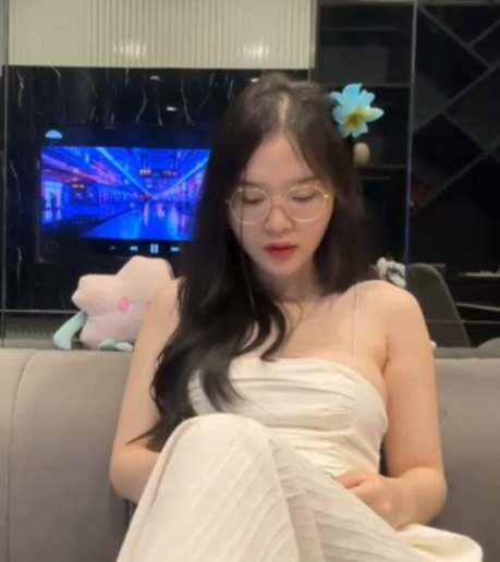 Bảo vệ: Tim tôi rạo rực khi thấy em ấy