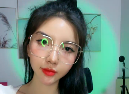 Bảo vệ: Gu má hồng cười xinh thì vào đi anh em :))