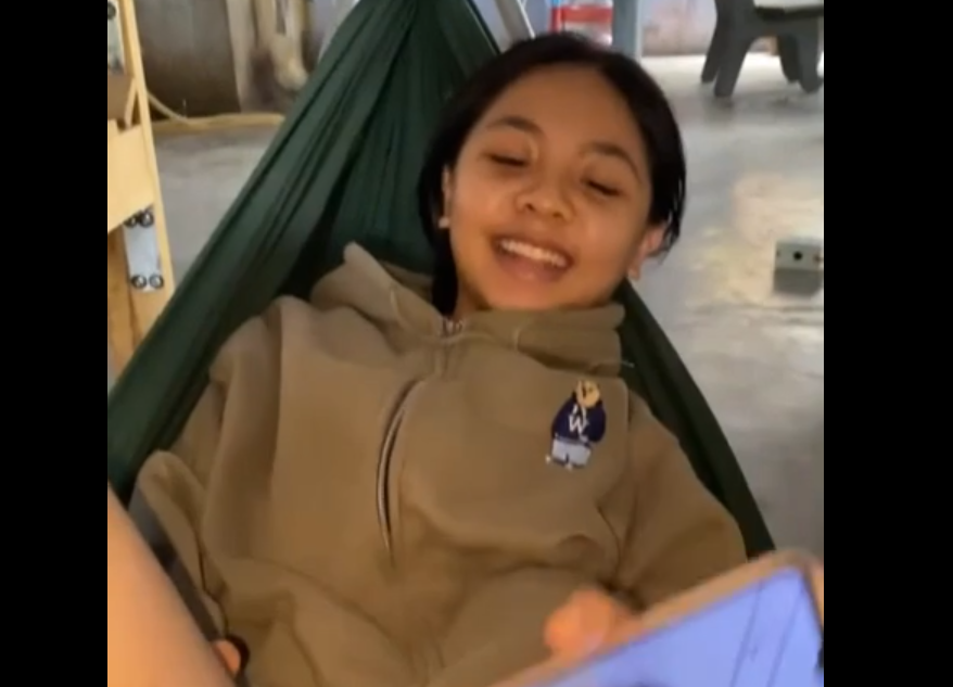 Bảo vệ: Nằm võng nhưng quên mặc quần