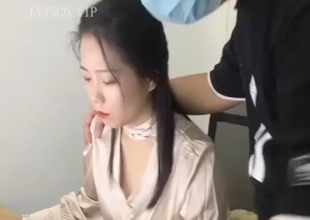 Đang làm việc chăm chỉ thì ông sếp ra bóp vếu rồi đòi bú