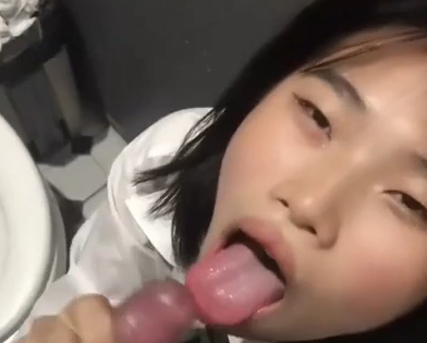 [Thái Lan] Em học sinh bus cu ngay trong WC