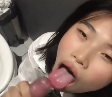 [Thái Lan] Em học sinh bus cu ngay trong WC