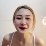 Tắm cũng đẹp nữa vậy trời!