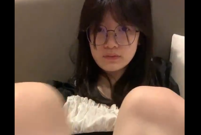 Bảo vệ: Cô bé đeo kính cận làm xao xuyến bao anh