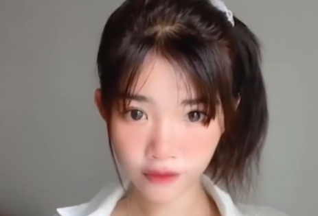 Bảo vệ: Xinh như này chắc ko phải chuyển giới đâu nhỉ