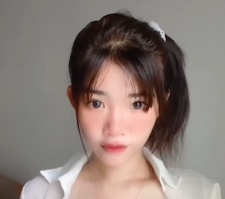 Bảo vệ: Xinh như này chắc ko phải chuyển giới đâu nhỉ