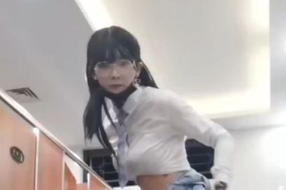 Bảo vệ: Em gái thẩm ngay trong nhà vệ sinh công cộng