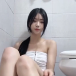 Bảo vệ: Giường không có hay sao mà phải vào nhà vệ sinh vậy em?