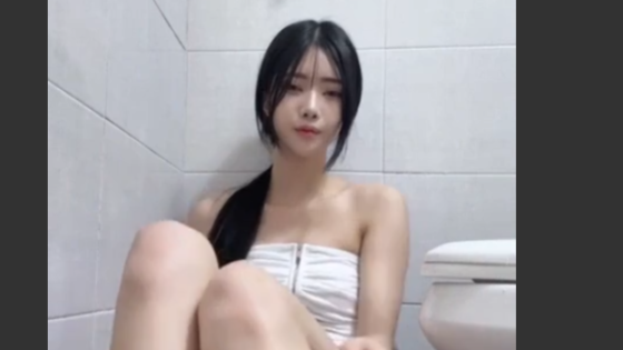 Bảo vệ: Giường không có hay sao mà phải vào nhà vệ sinh vậy em? Bảo vệ: Giường không có hay sao mà phải vào nhà vệ sinh vậy em?