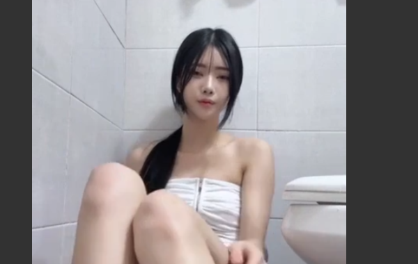 Bảo vệ: Giường không có hay sao mà phải vào nhà vệ sinh vậy em?