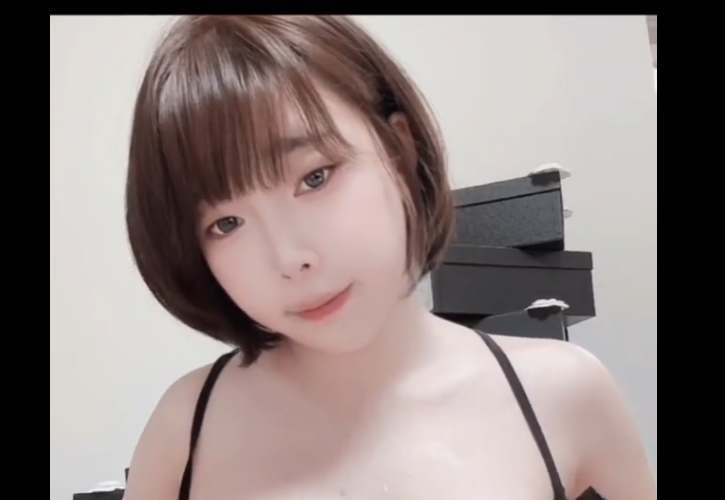 Ngon xinh vcl xong lại còn mặc lọt khe – bú ngay ae ơi!