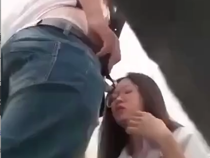 Rồi rồi tới công chuyện rồi – Học sinh loay hoay trong nhà vệ sinh thế này đây