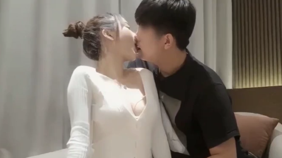 Bảo vệ: Chào năm 2025 cùng cặp đôi trai xinh gái đẹp này