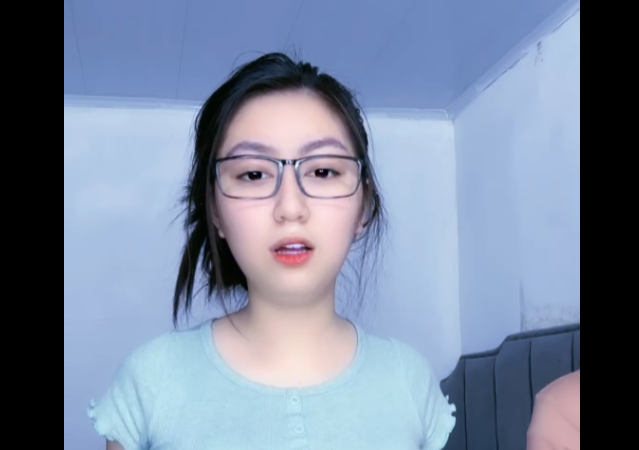 Bảo vệ: Cùng xem ngocbabi nhảy nhót sậpMMLive nhé