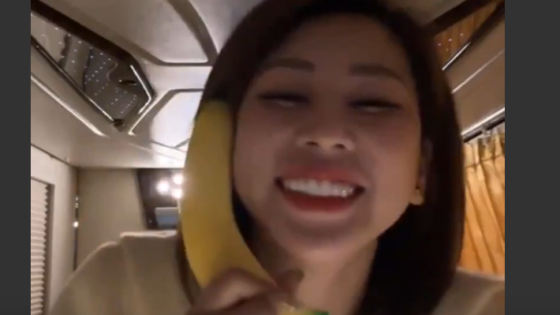 Bảo vệ: Mời các anh vào ăn chuối ạ.