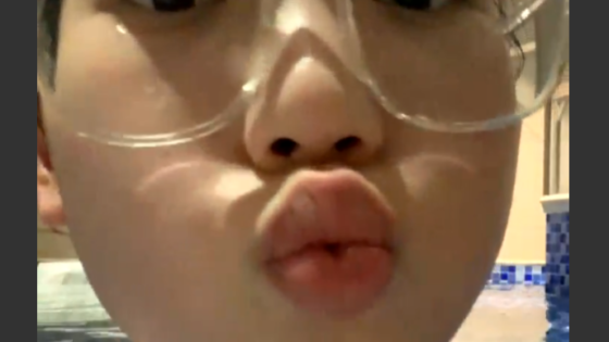 Bảo vệ: Lần đầu được xem gái tắm nude nè…