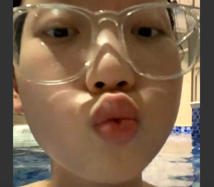 Bảo vệ: Lần đầu được xem gái tắm nude nè…