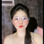 Bảo vệ: Ủa, cô ăn mặc cái kiểu gì vậy?