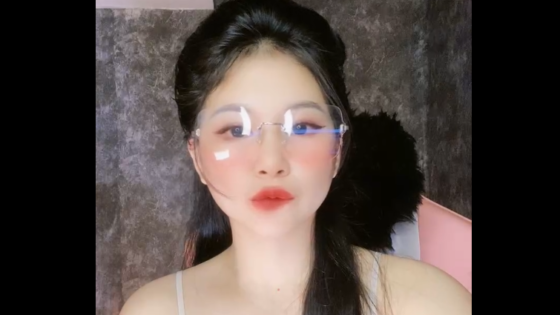 Bảo vệ: Ủa, cô ăn mặc cái kiểu gì vậy?