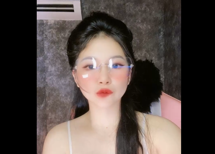 Bảo vệ: Ủa, cô ăn mặc cái kiểu gì vậy?