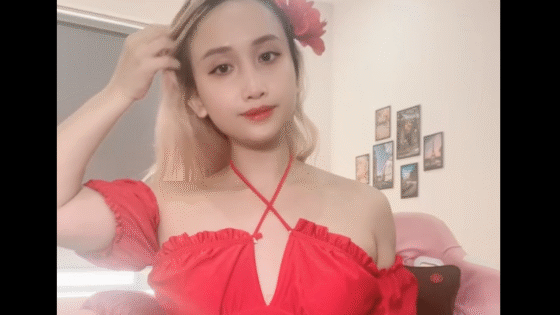 Gần một tiếng cùng em áo đỏ